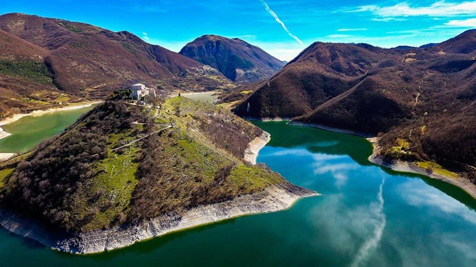 Stanza Con Terrazzo Vista Lago - Lakeholiday Кастель-ди-Тора Экстерьер фото
