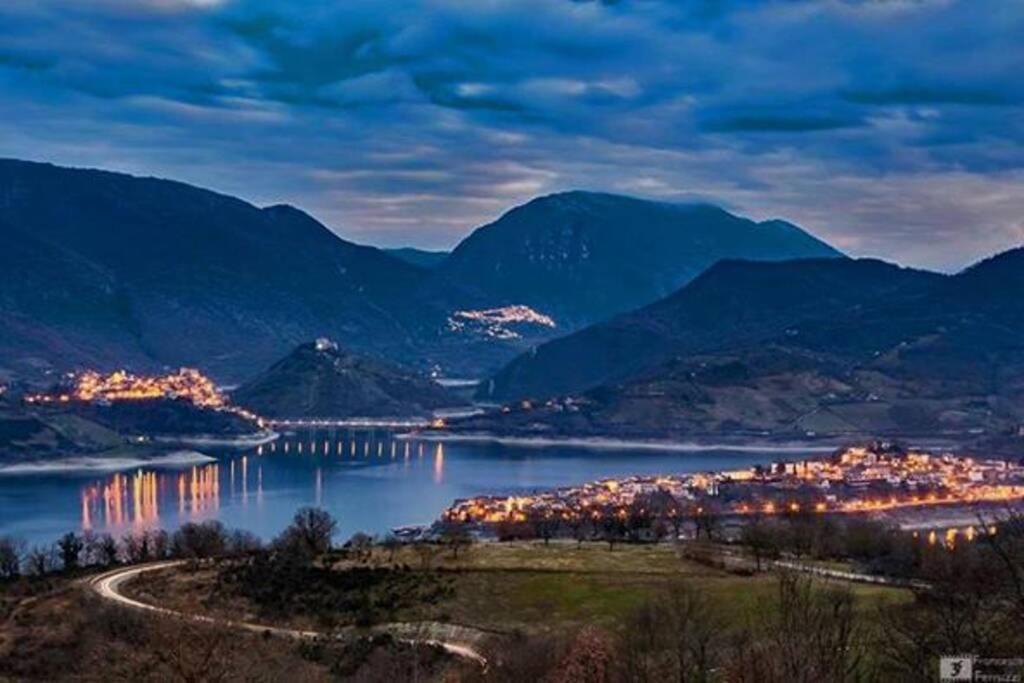 Stanza Con Terrazzo Vista Lago - Lakeholiday Кастель-ди-Тора Экстерьер фото