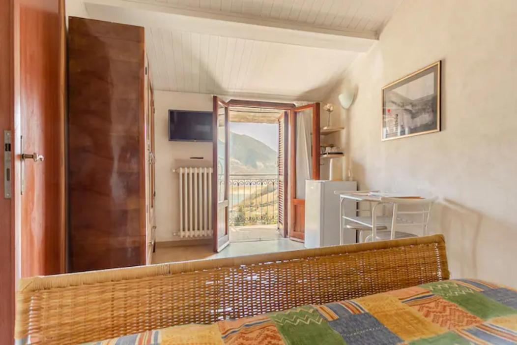 Stanza Con Terrazzo Vista Lago - Lakeholiday Кастель-ди-Тора Экстерьер фото