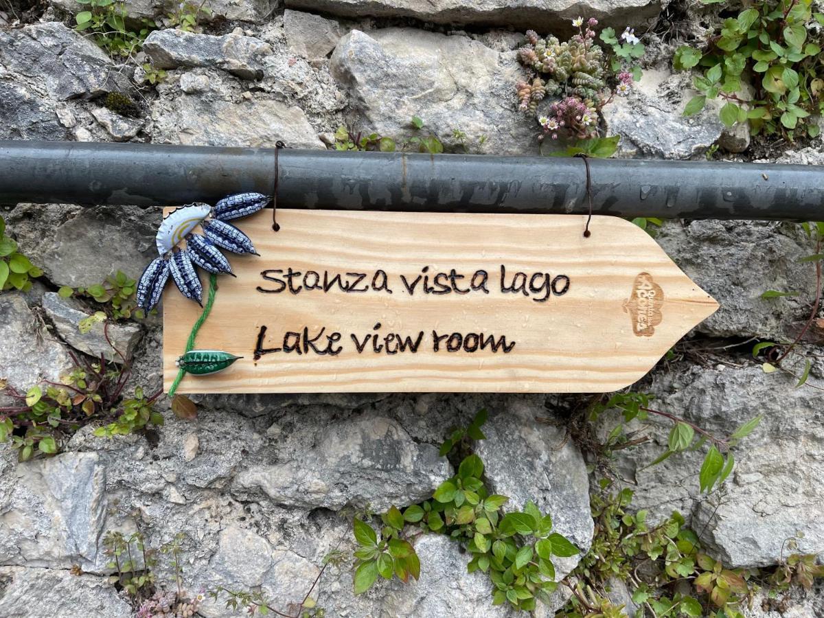 Stanza Con Terrazzo Vista Lago - Lakeholiday Кастель-ди-Тора Экстерьер фото